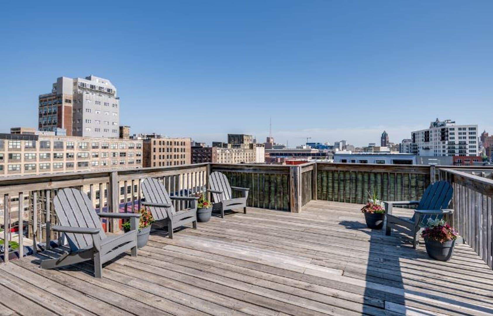 Milwaukee Apartment: 133 W Oregon St