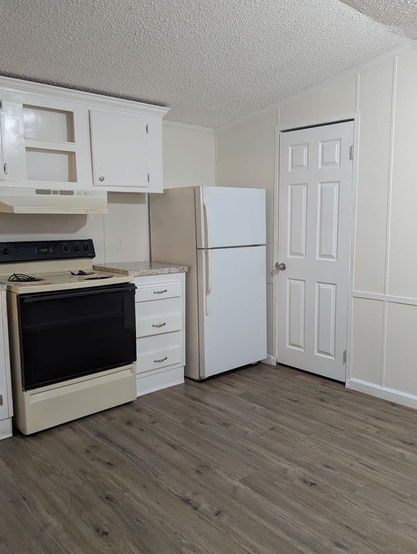 Cabot Apartment: 1000 W. Locust Street
