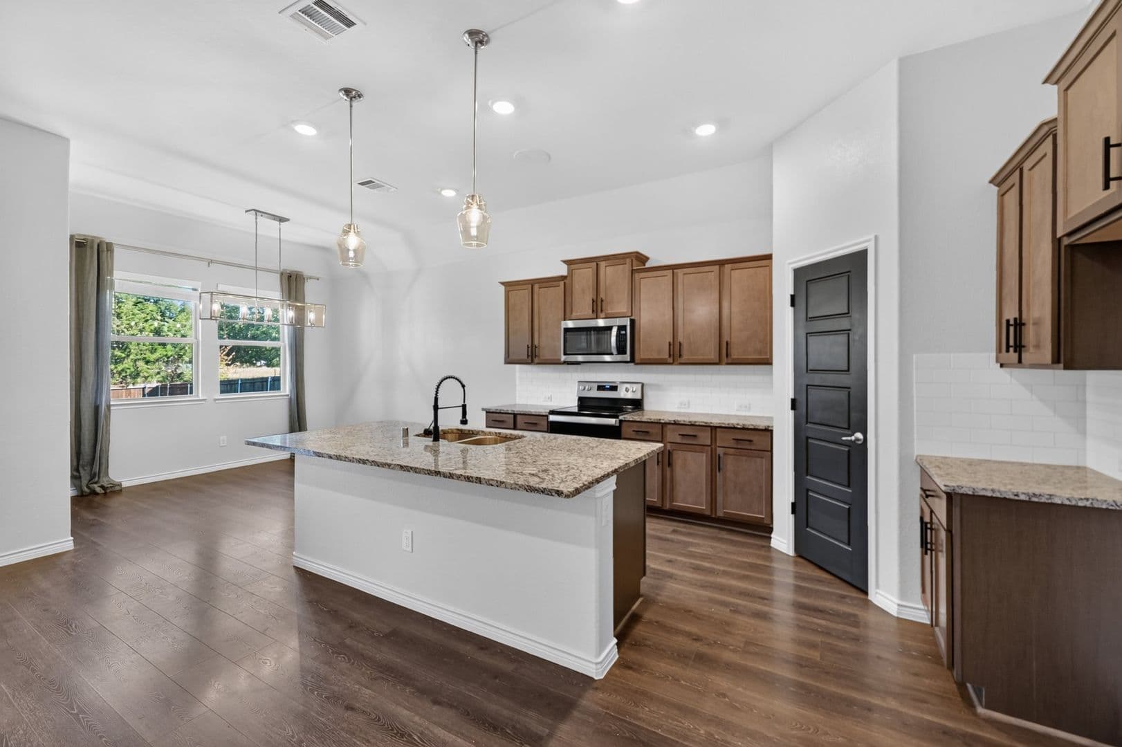 Pilot Point House: 108 Lakeview Cir