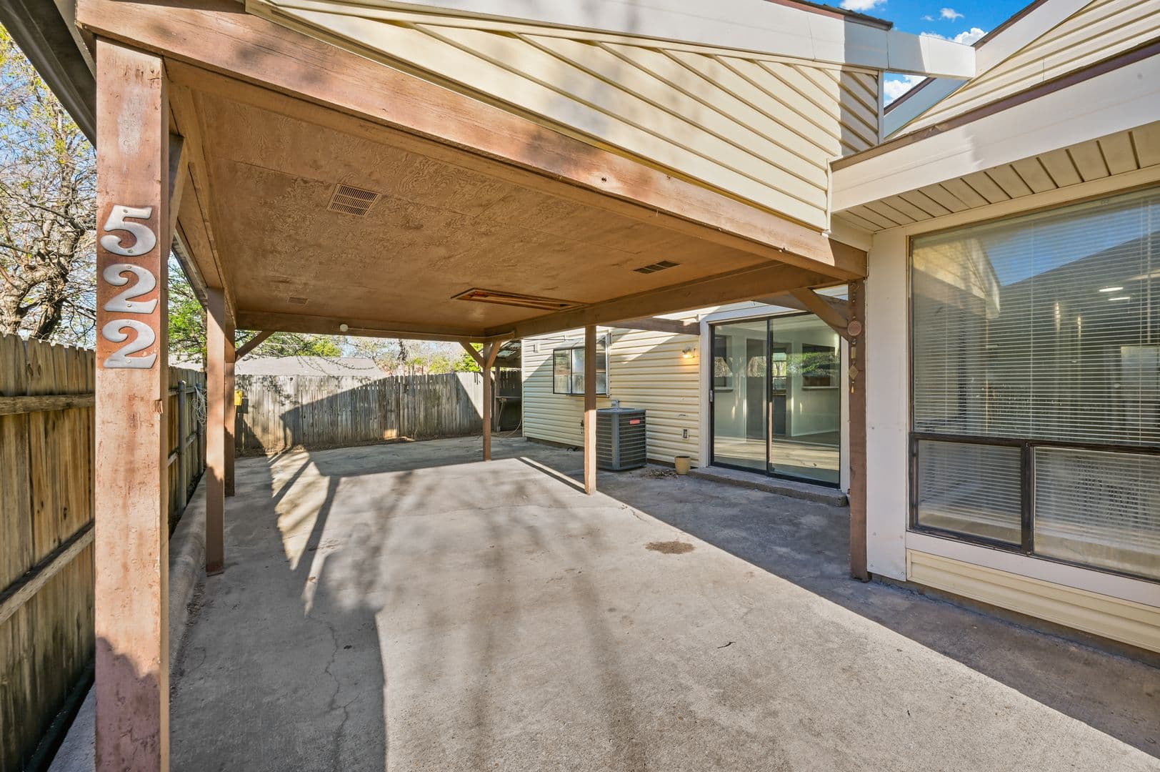 Lewisville House: 522 Hunters Glen St.