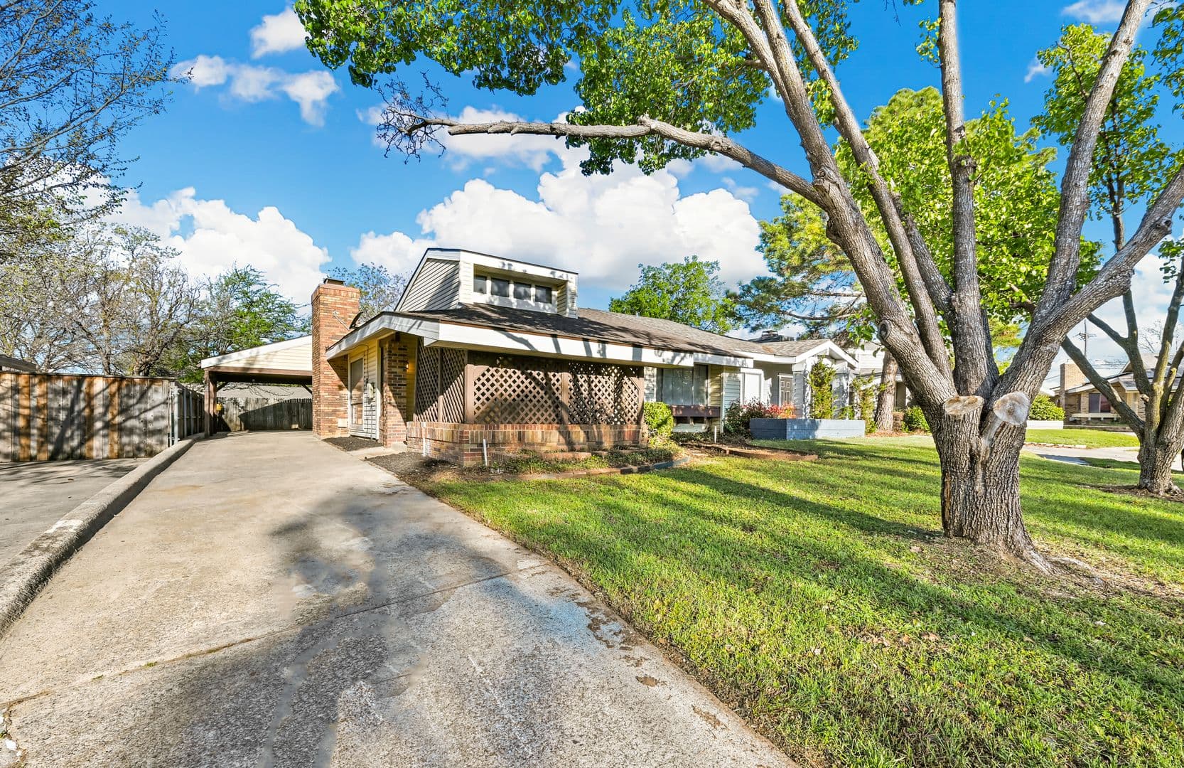 Lewisville House: 522 Hunters Glen St.