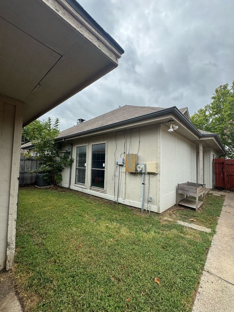 Denton House: 201 E Windsor Dr