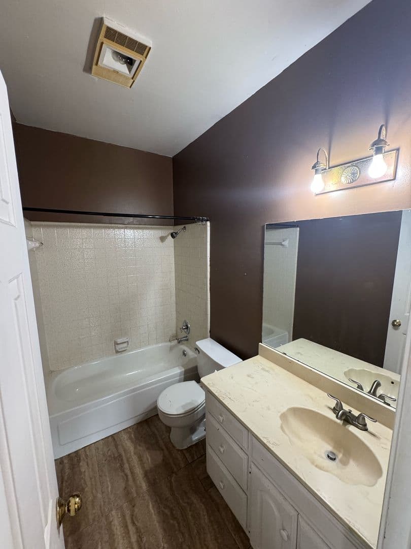 Denton House: 201 E Windsor Dr