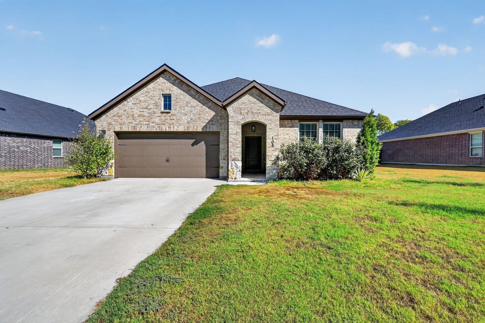 Pilot Point House: 108 Lakeview Cir