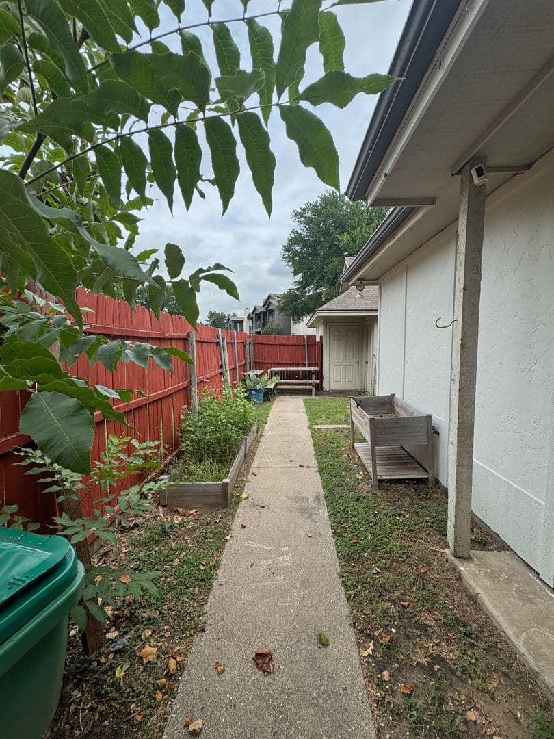 Denton House: 201 E Windsor Dr