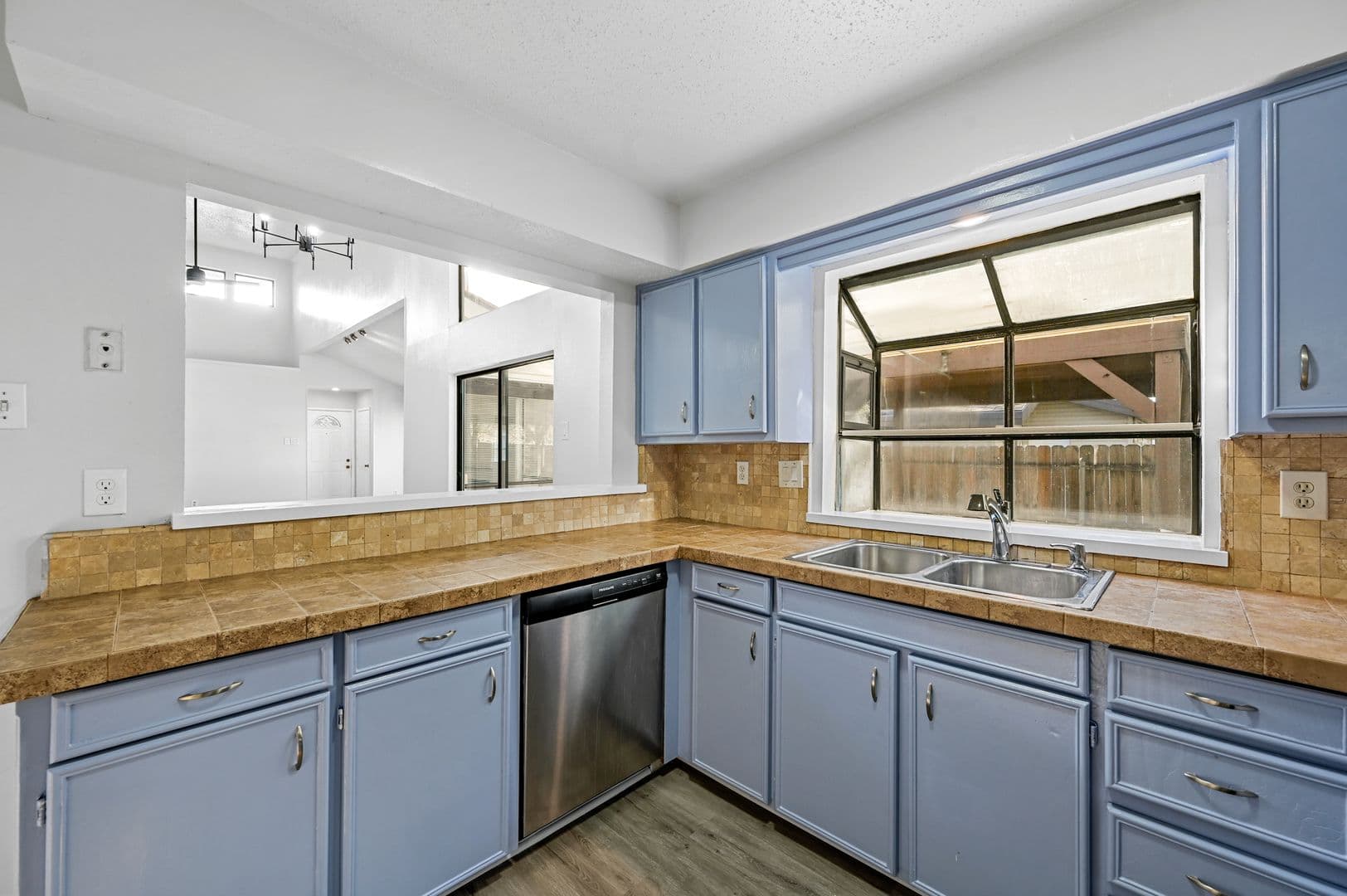 Lewisville House: 522 Hunters Glen St.