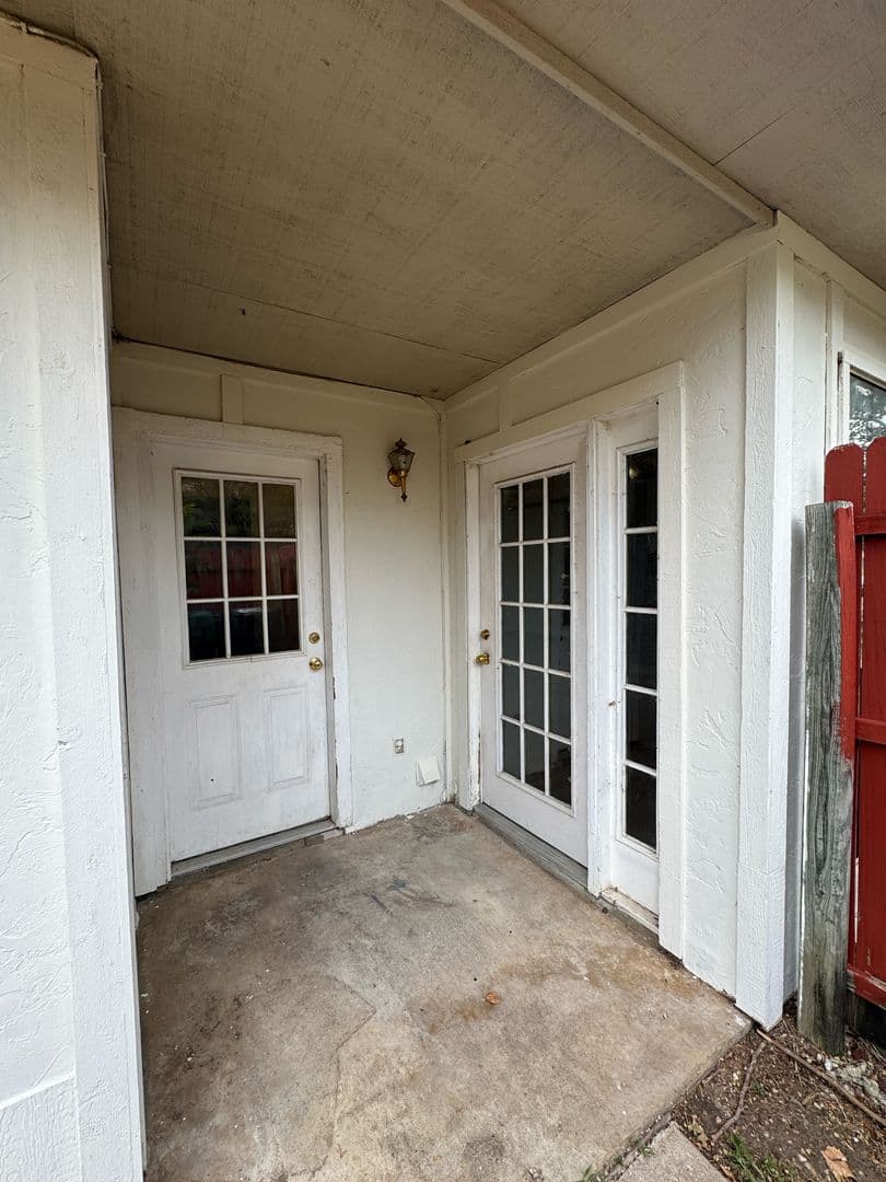 Denton House: 201 E Windsor Dr