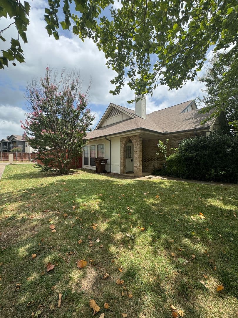 Denton House: 201 E Windsor Dr