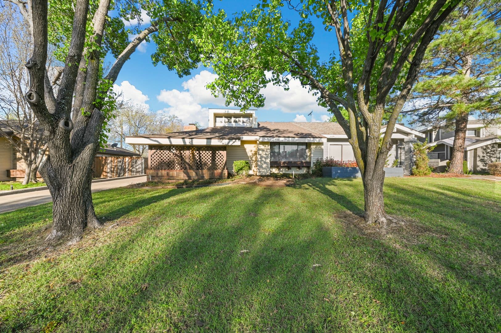Lewisville House: 522 Hunters Glen St.