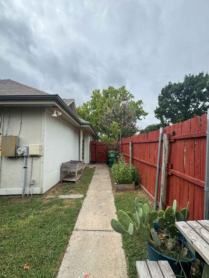Denton House: 201 E Windsor Dr