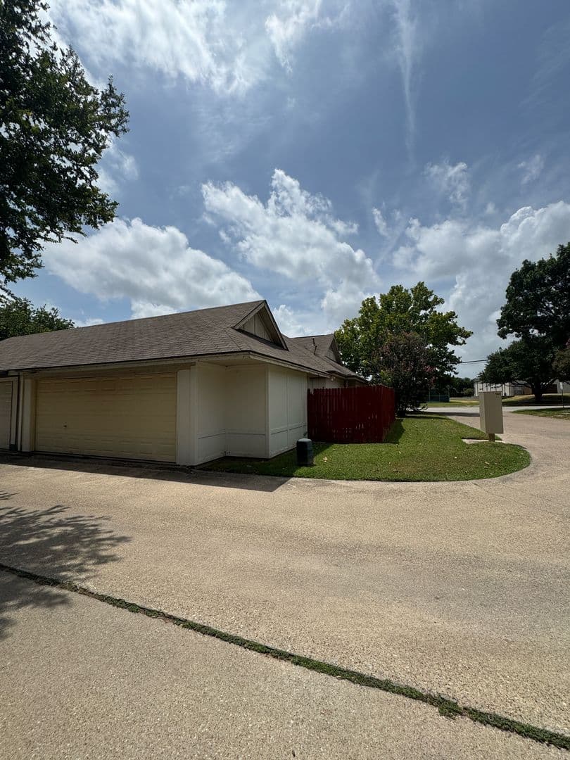 Denton House: 201 E Windsor Dr