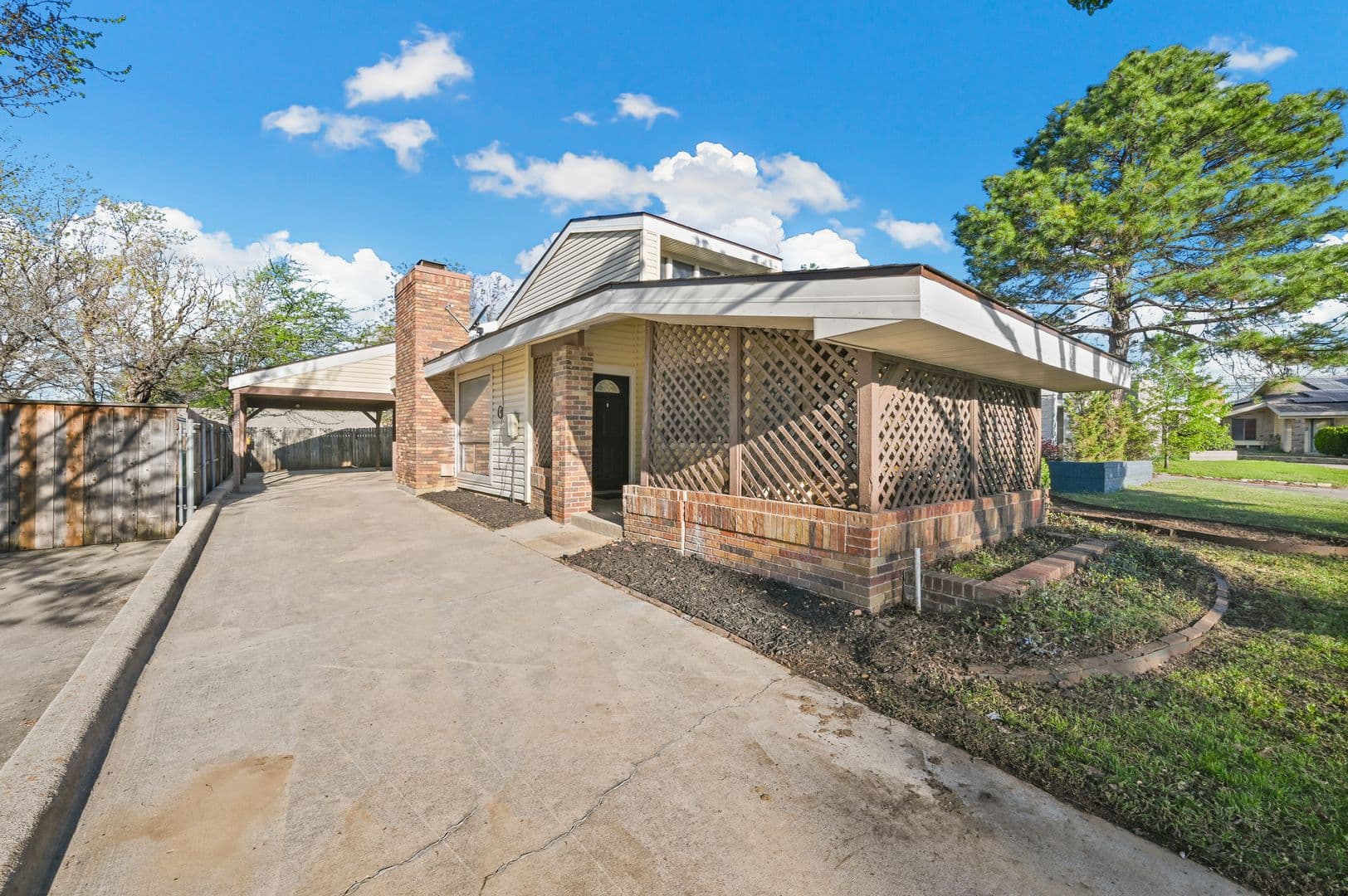 Lewisville House: 522 Hunters Glen St.