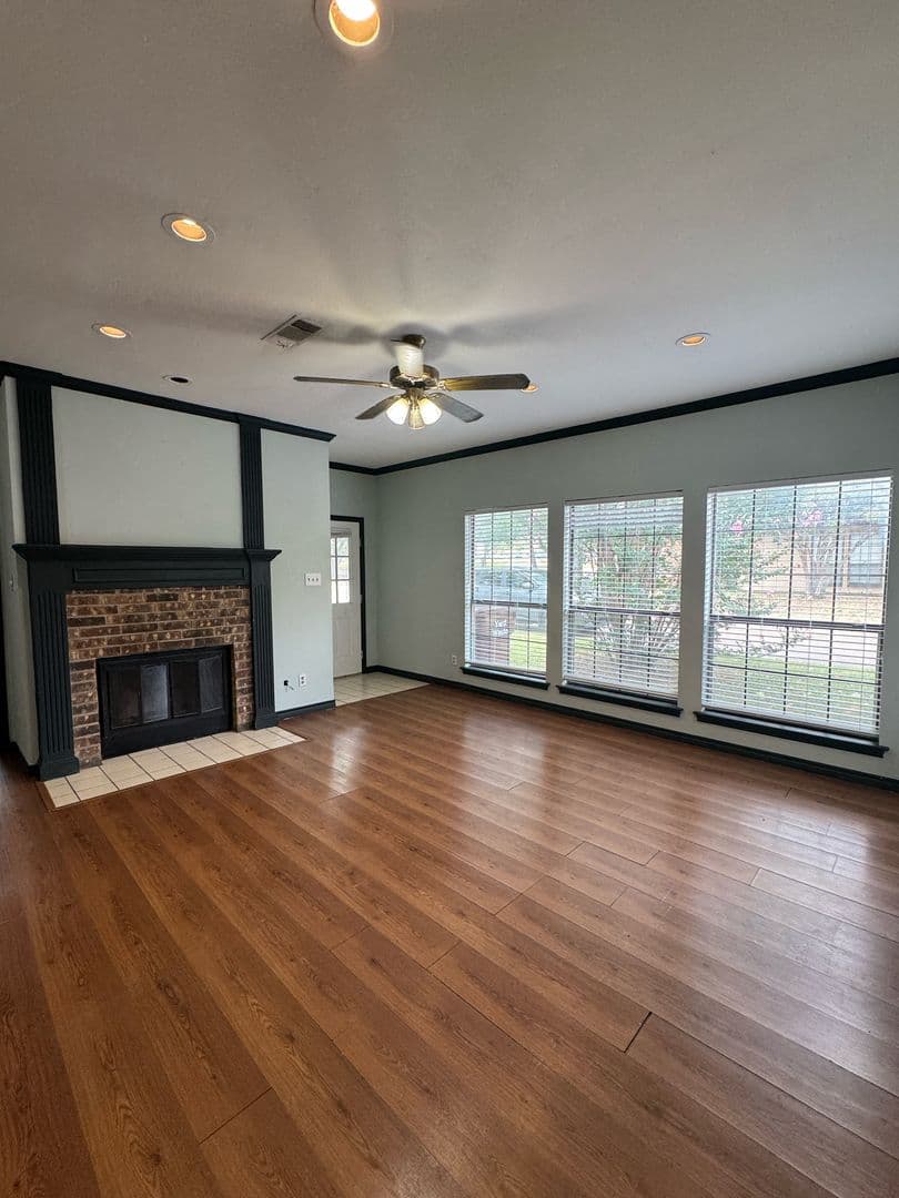 Denton House: 201 E Windsor Dr