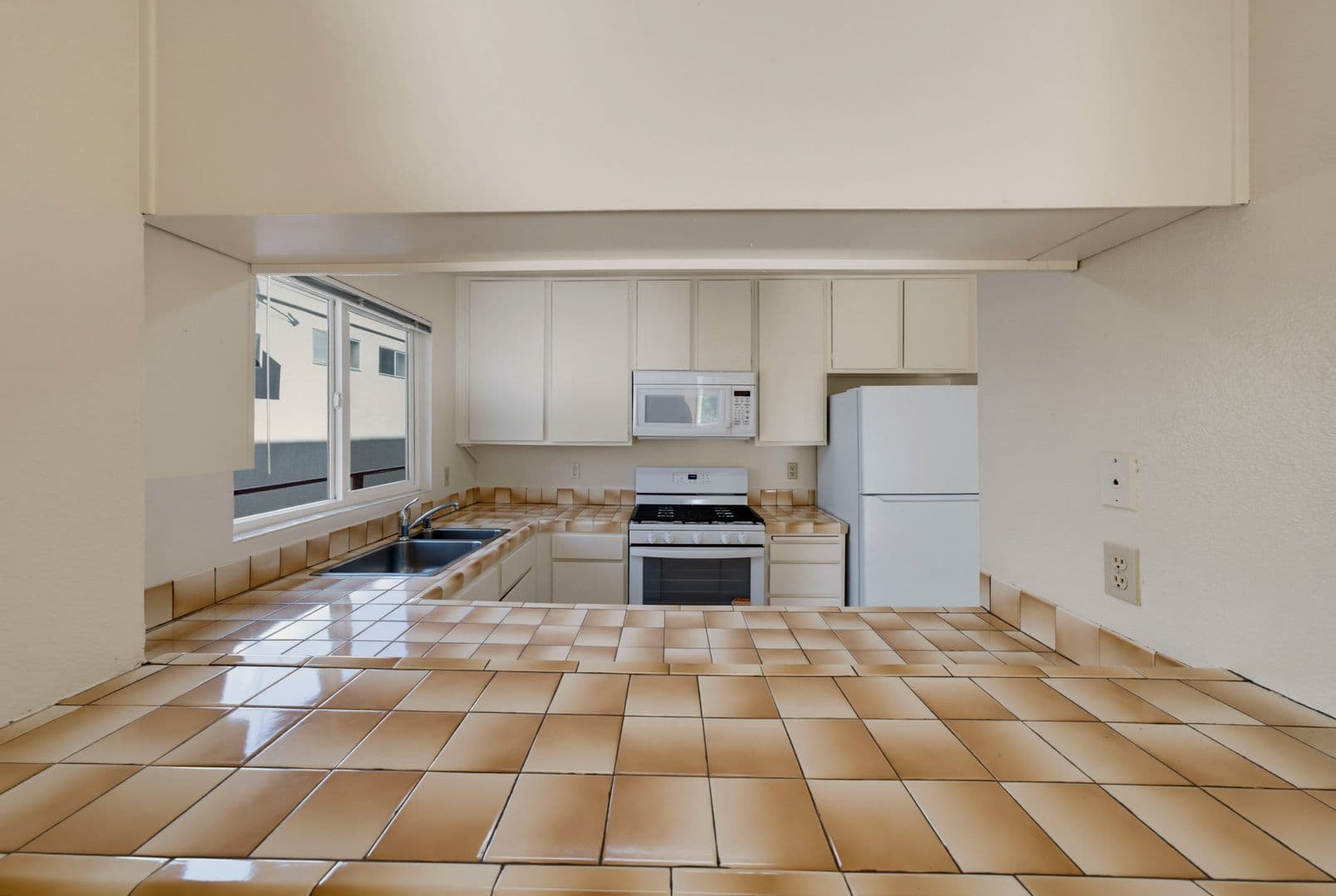North Hollywood Apartment: 5038 Cahuenga Blvd