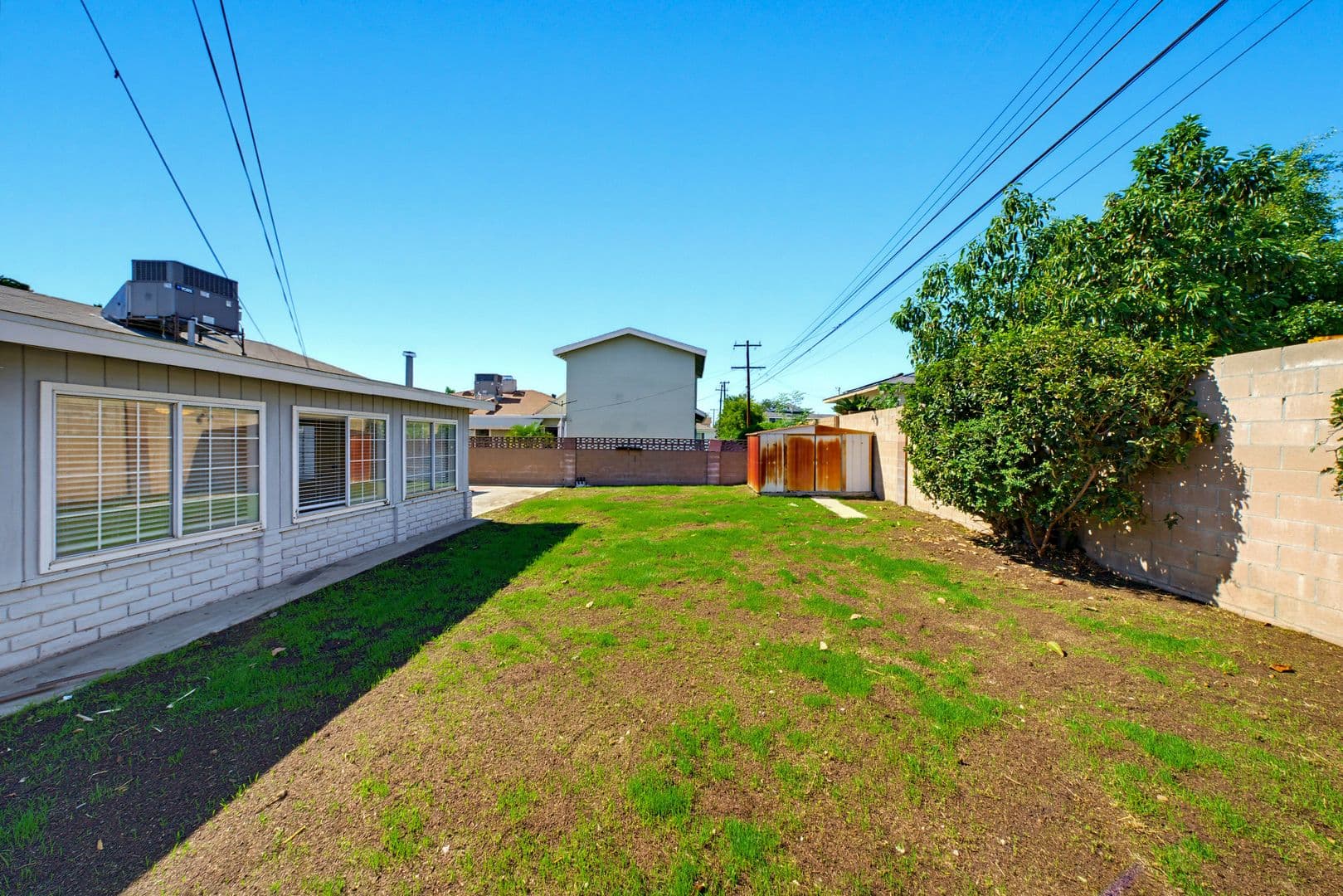 Montclair House: 5564 Princeton St