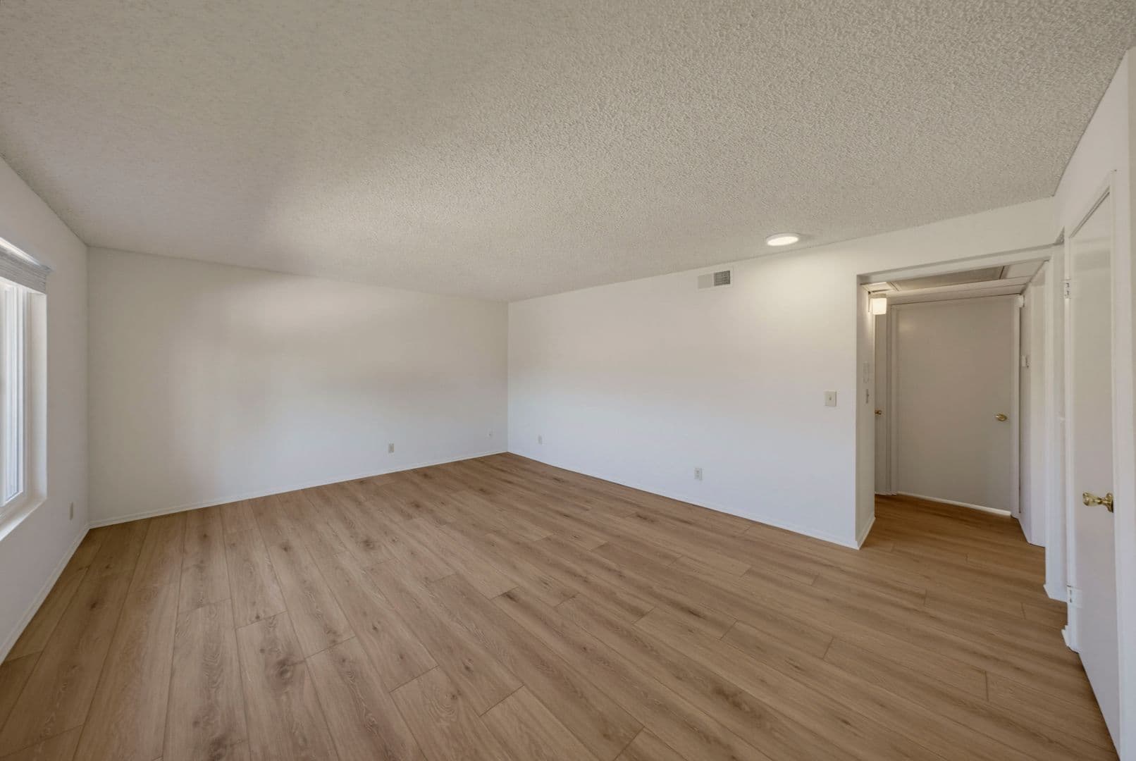 North Hollywood Apartment: 5038 Cahuenga Blvd