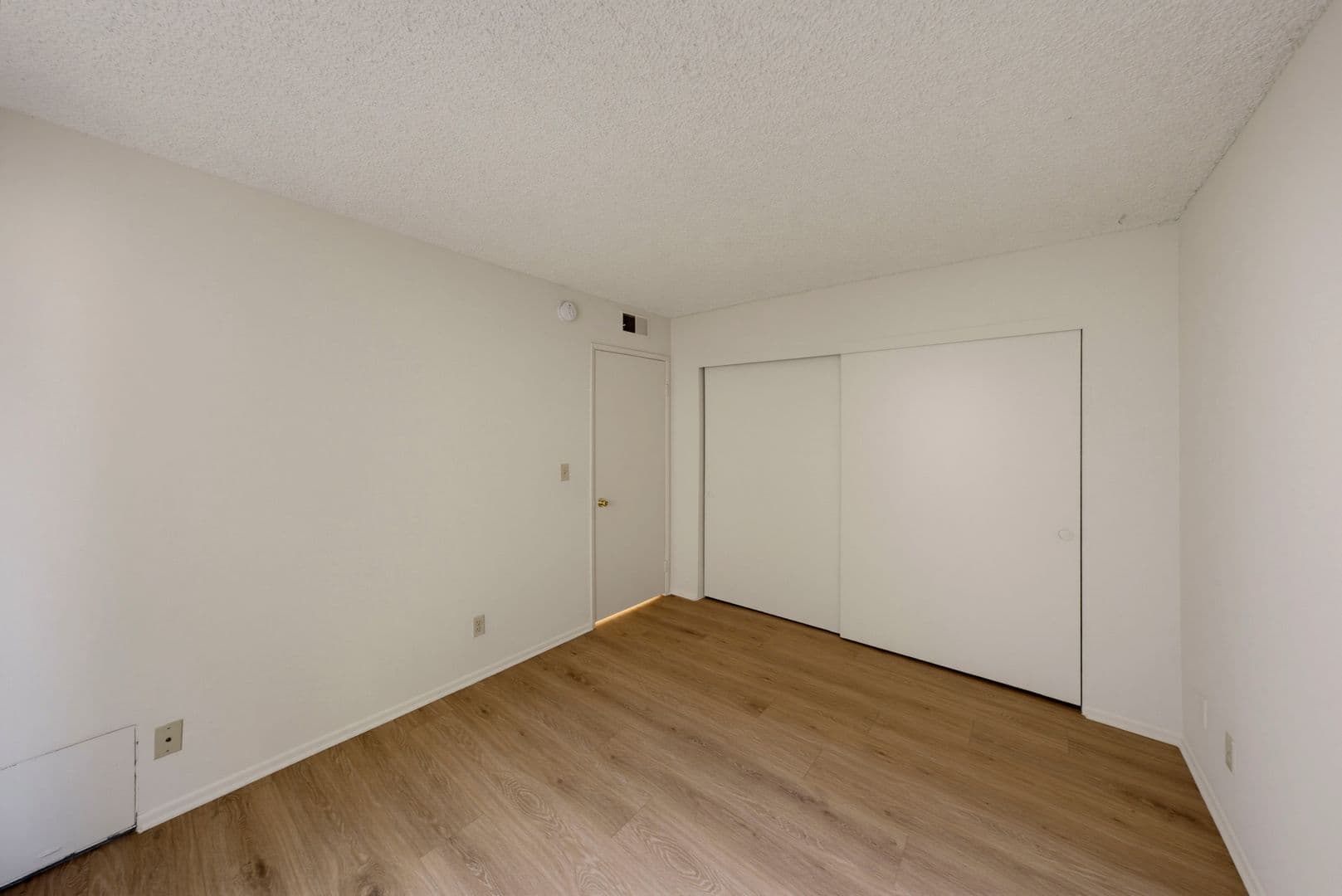 North Hollywood Apartment: 5038 Cahuenga Blvd