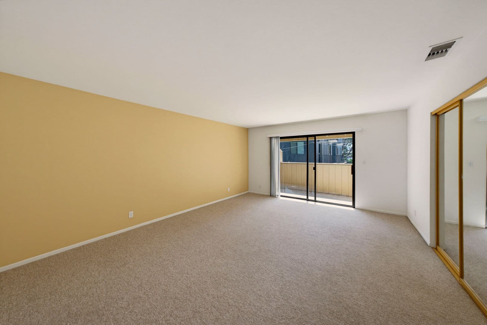 North Hollywood Apartment: 5018 Denny Ave