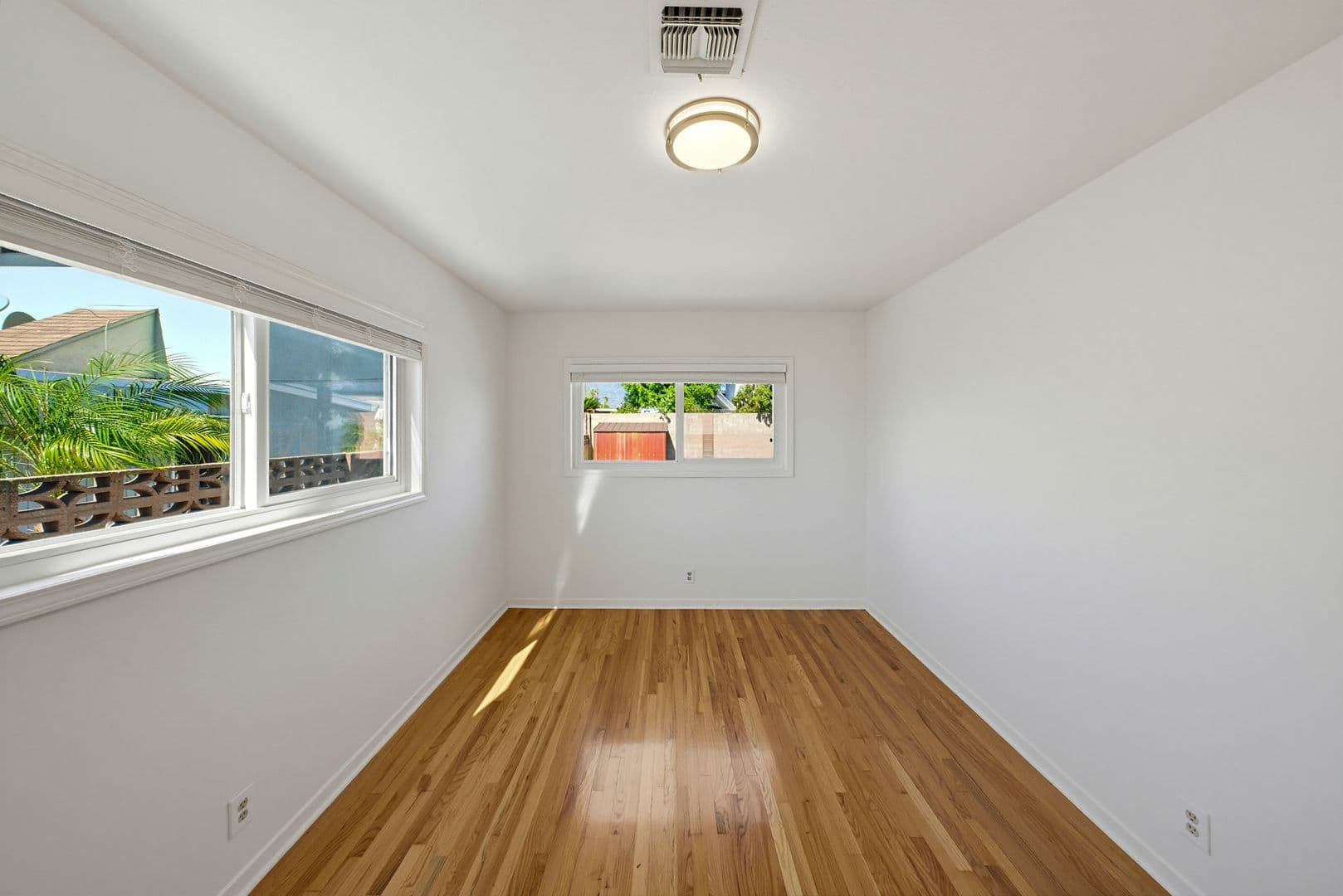 Montclair House: 5564 Princeton St