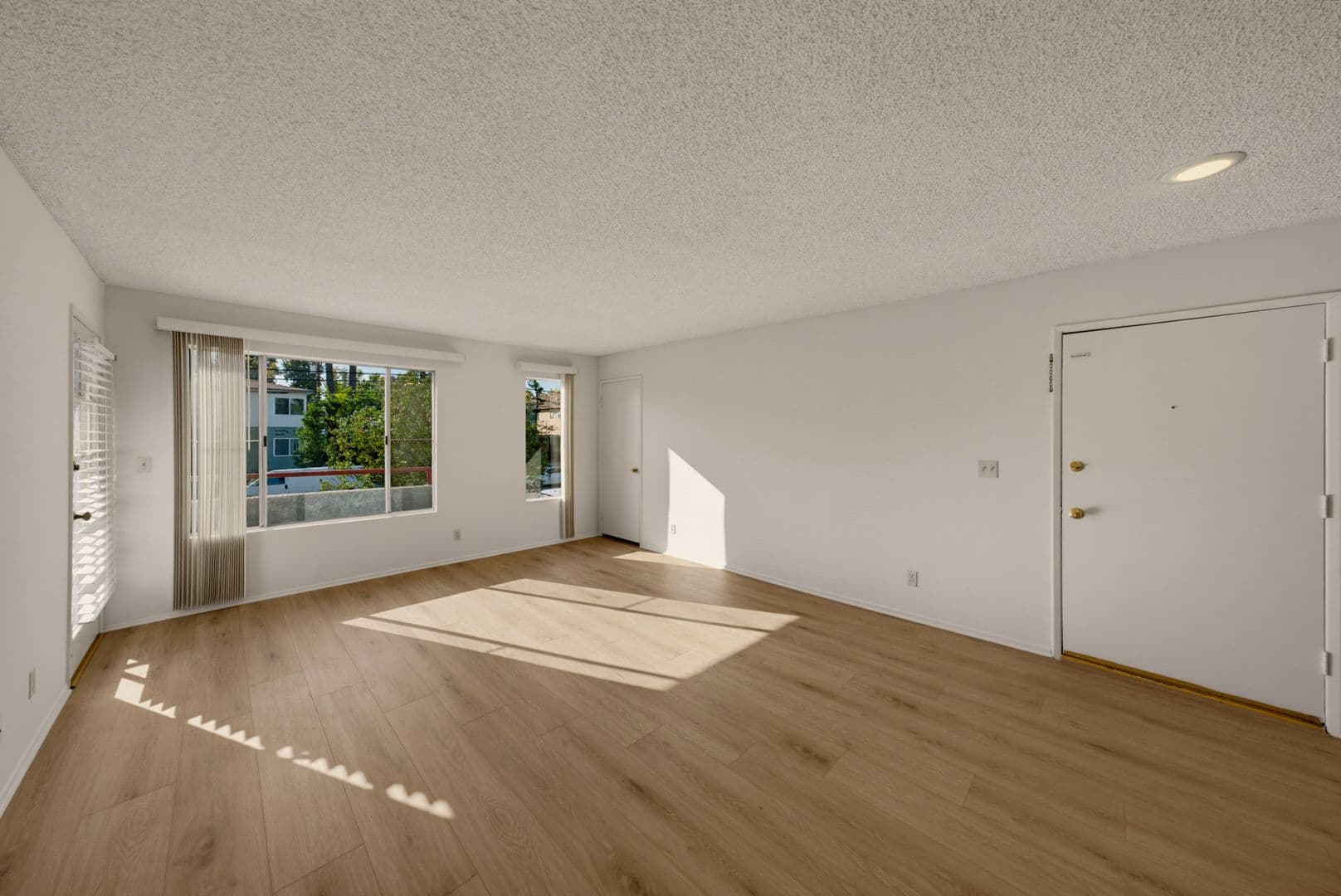 North Hollywood Apartment: 5038 Cahuenga Blvd