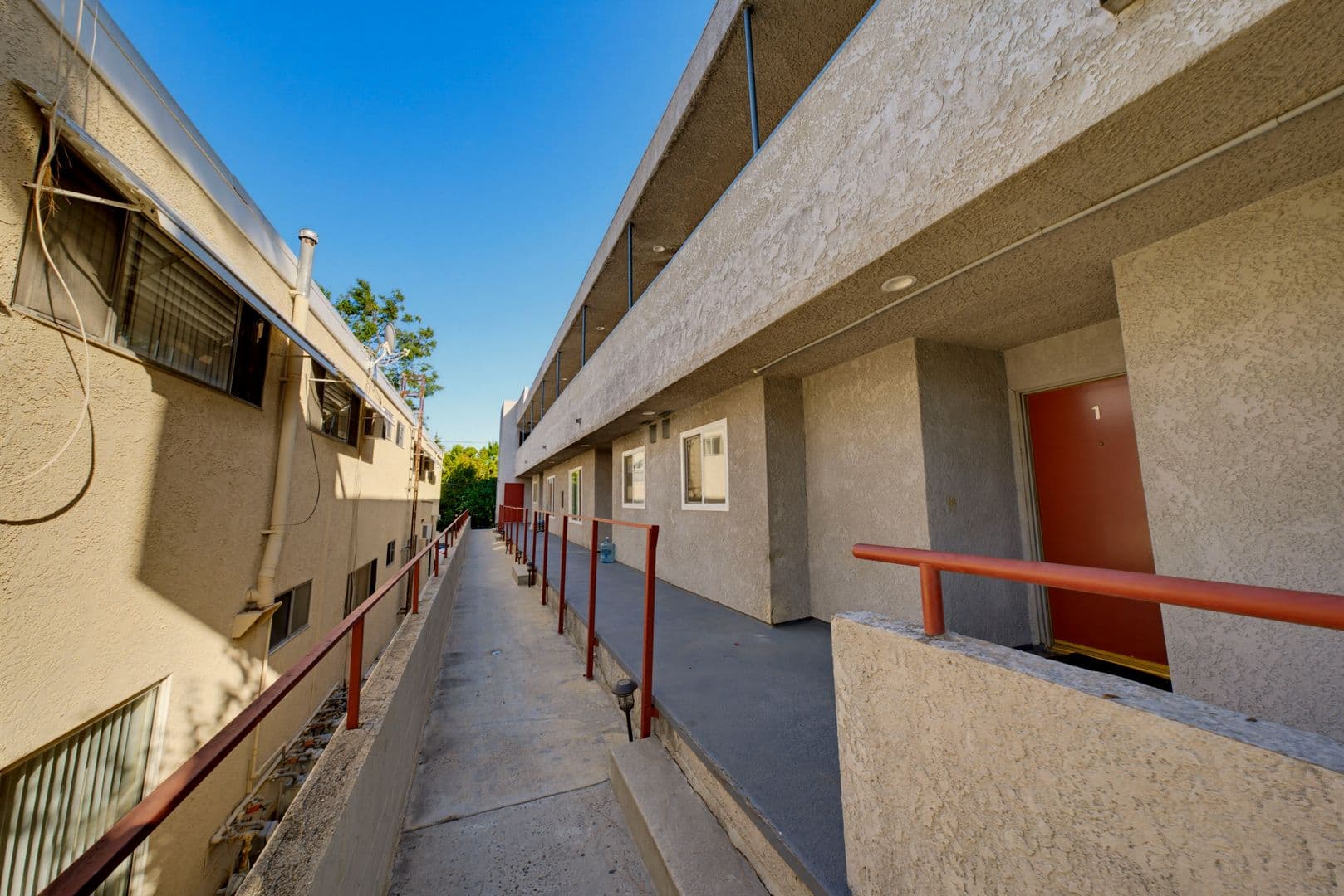 North Hollywood Apartment: 5038 Cahuenga Blvd
