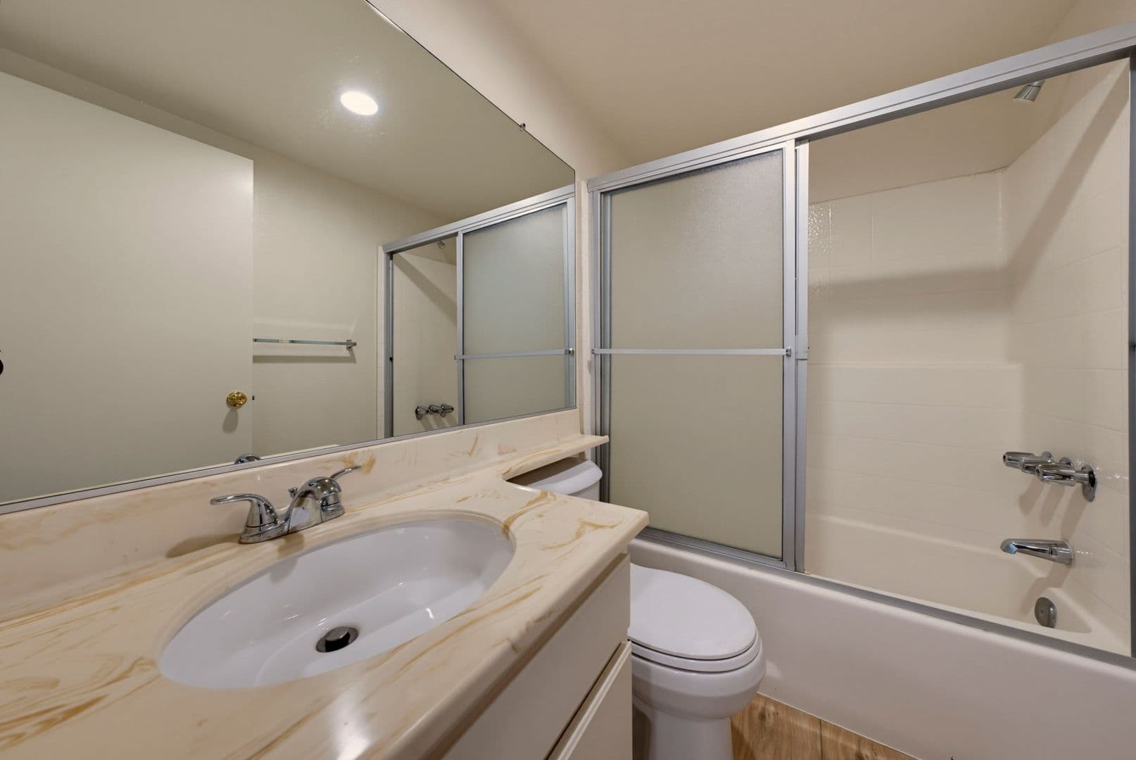 North Hollywood Apartment: 5038 Cahuenga Blvd
