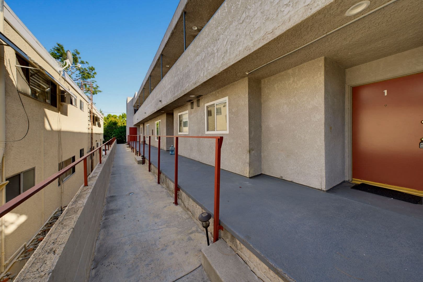 North Hollywood Apartment: 5038 Cahuenga Blvd