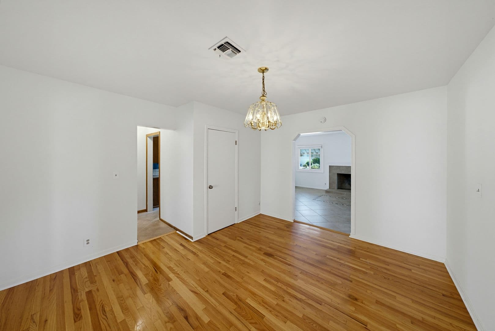 Montclair House: 5564 Princeton St