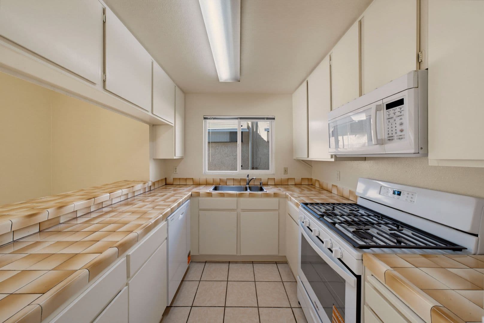 North Hollywood Apartment: 5038 Cahuenga Blvd