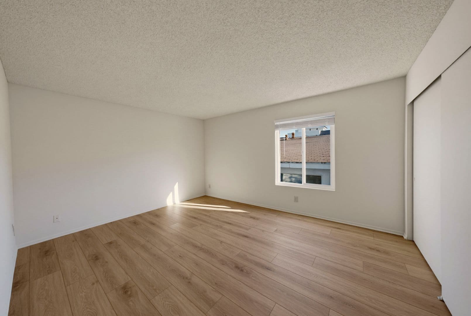 North Hollywood Apartment: 5038 Cahuenga Blvd