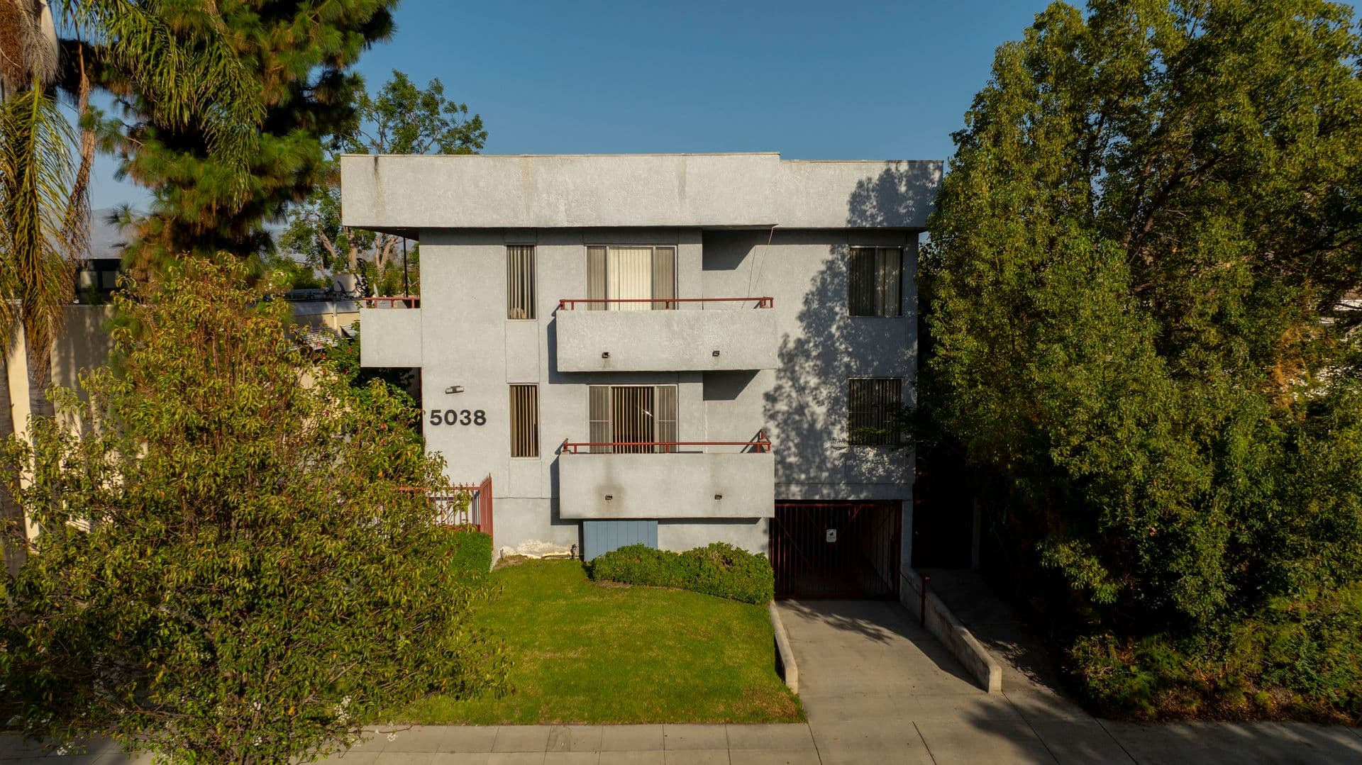 North Hollywood Apartment: 5038 Cahuenga Blvd