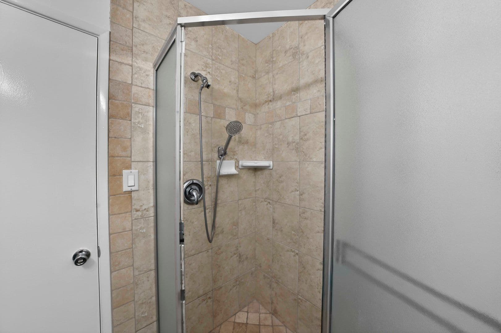 Long Beach Apartment: 75 Glendora Ave
