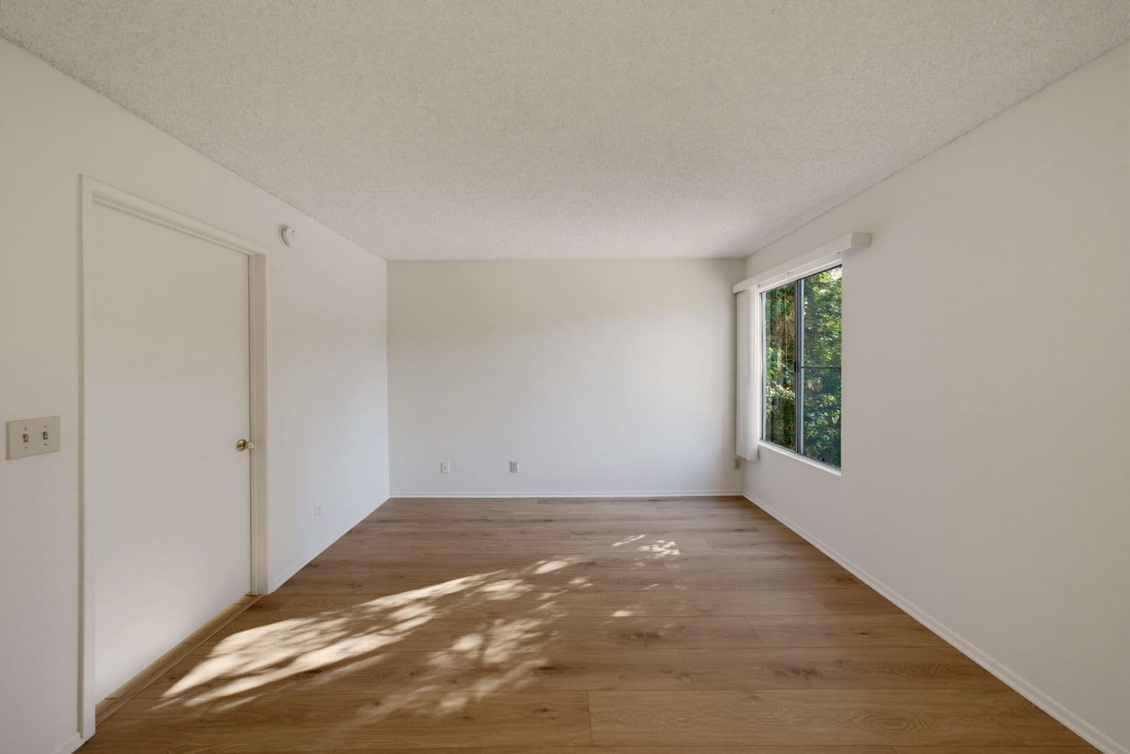 North Hollywood Apartment: 5038 Cahuenga Blvd