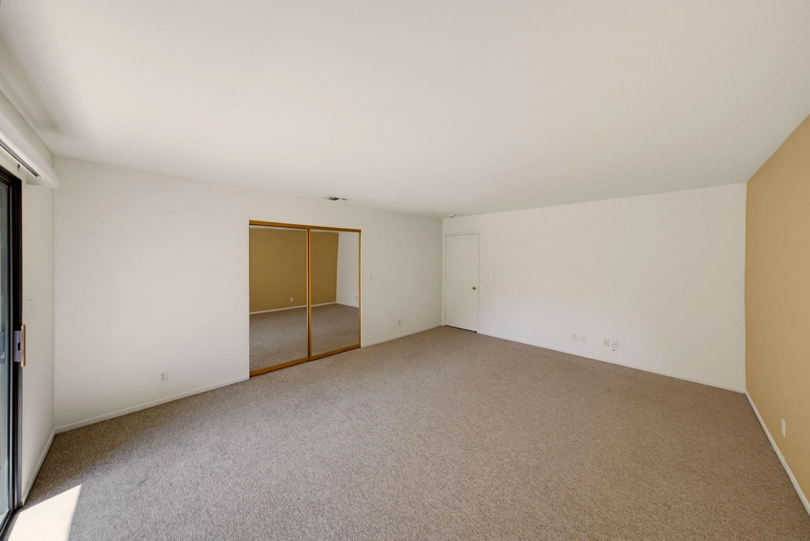 North Hollywood Apartment: 5018 Denny Ave
