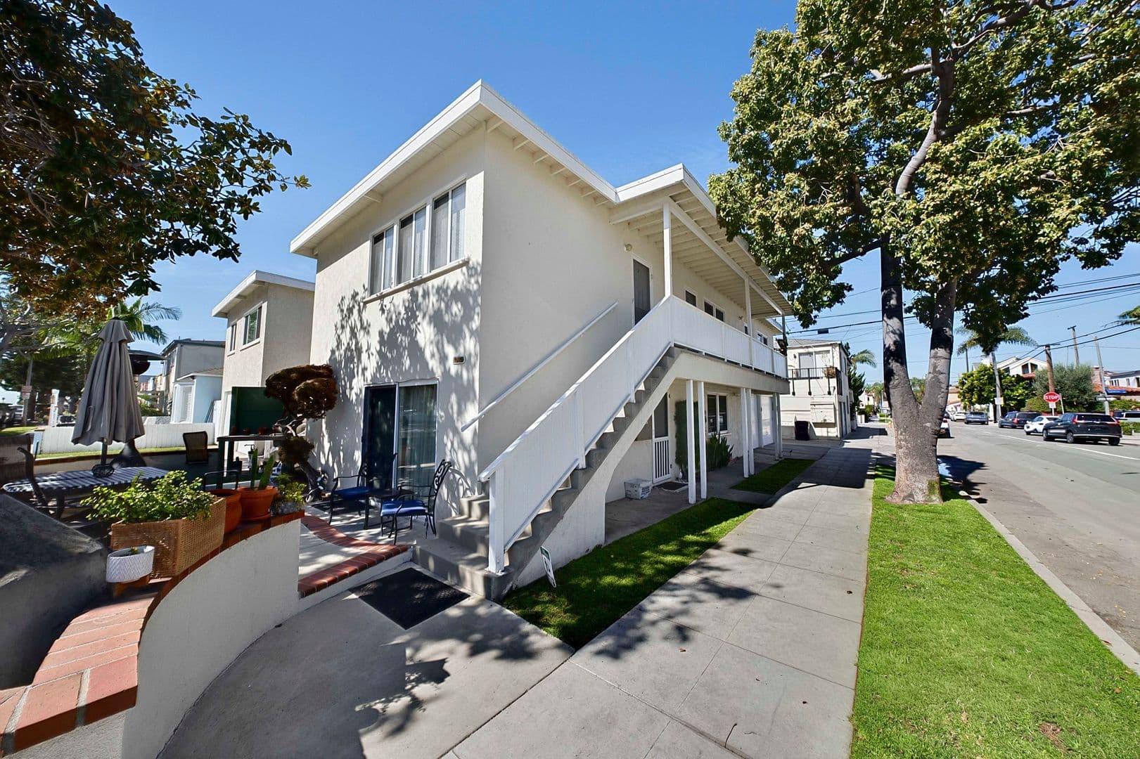 Long Beach Apartment: 75 Glendora Ave