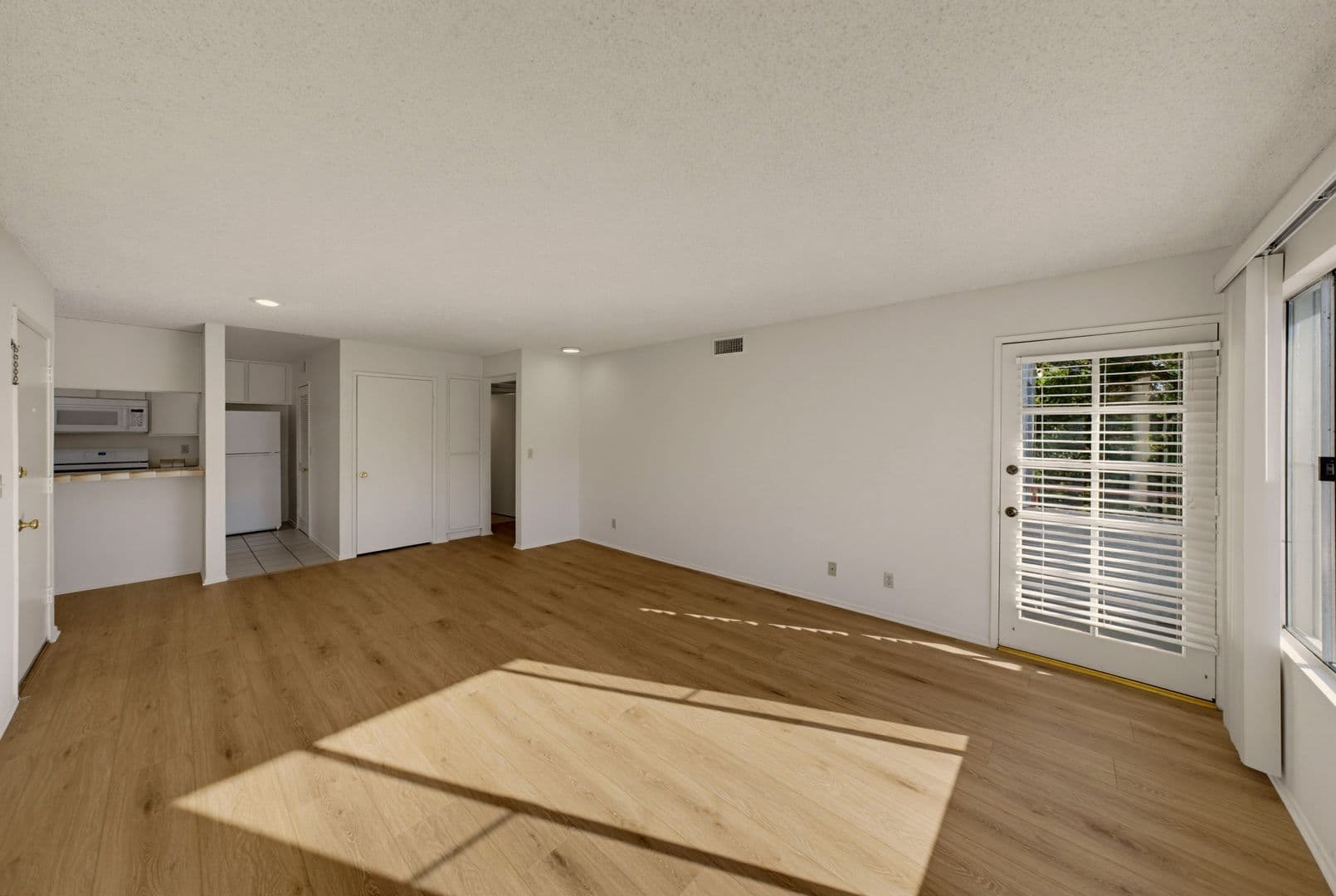 North Hollywood Apartment: 5038 Cahuenga Blvd