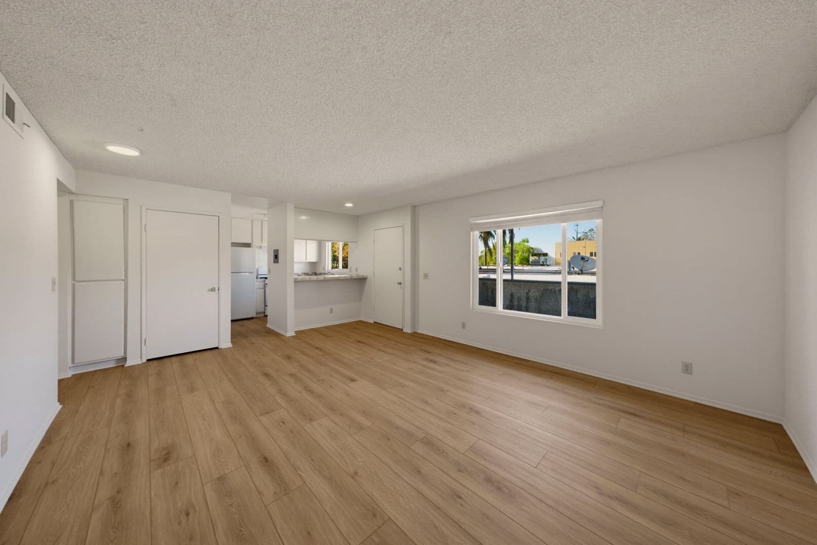 North Hollywood Apartment: 5038 Cahuenga Blvd