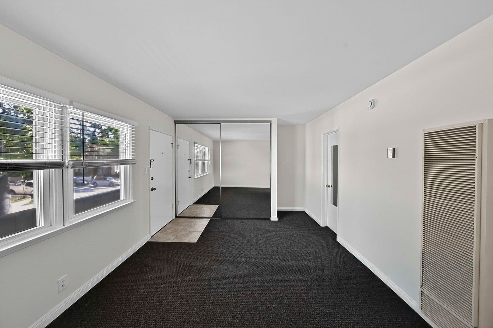 Long Beach Apartment: 75 Glendora Ave