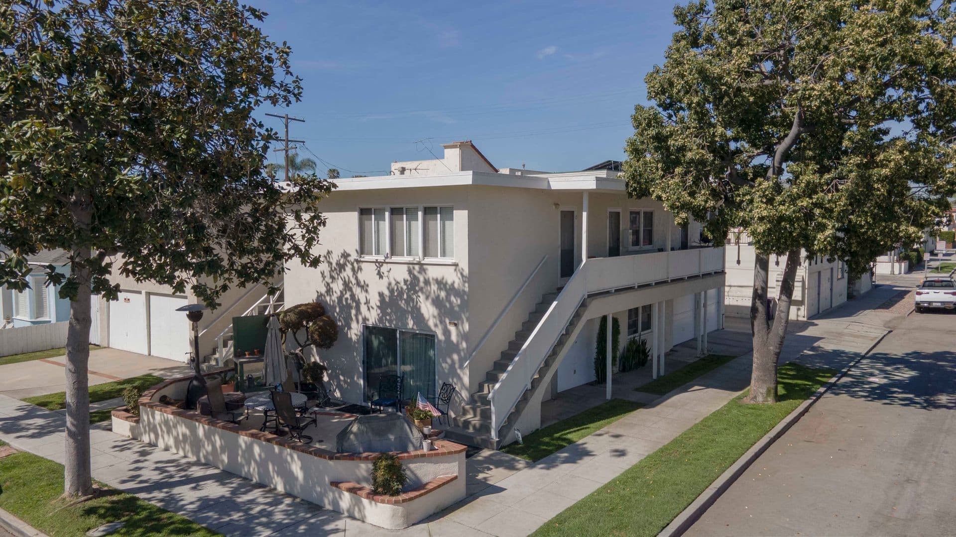 Long Beach Apartment: 75 Glendora Ave