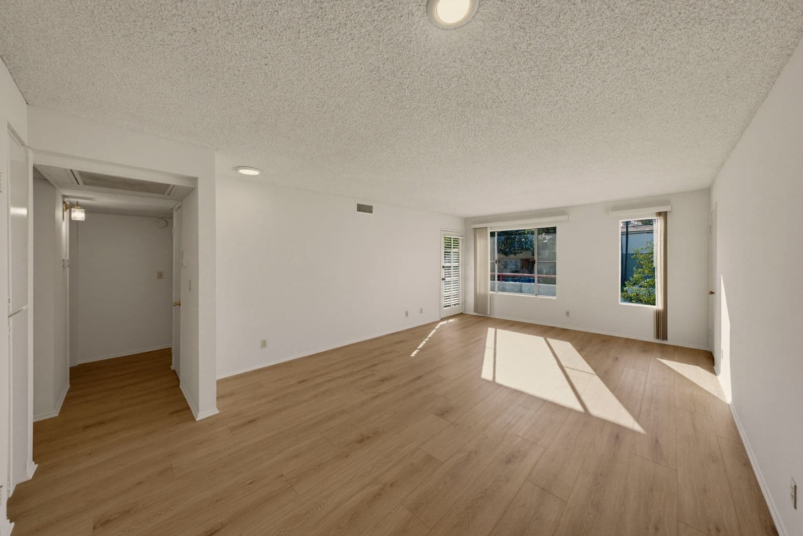 North Hollywood Apartment: 5038 Cahuenga Blvd