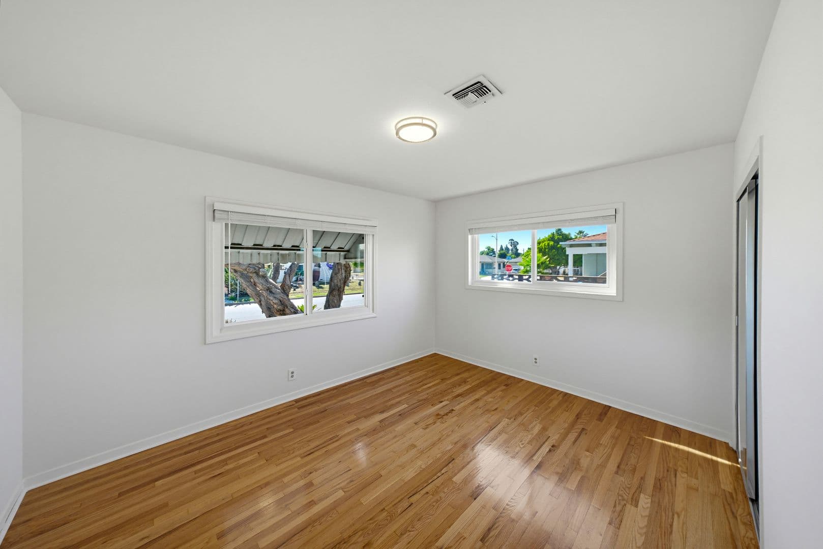 Montclair House: 5564 Princeton St