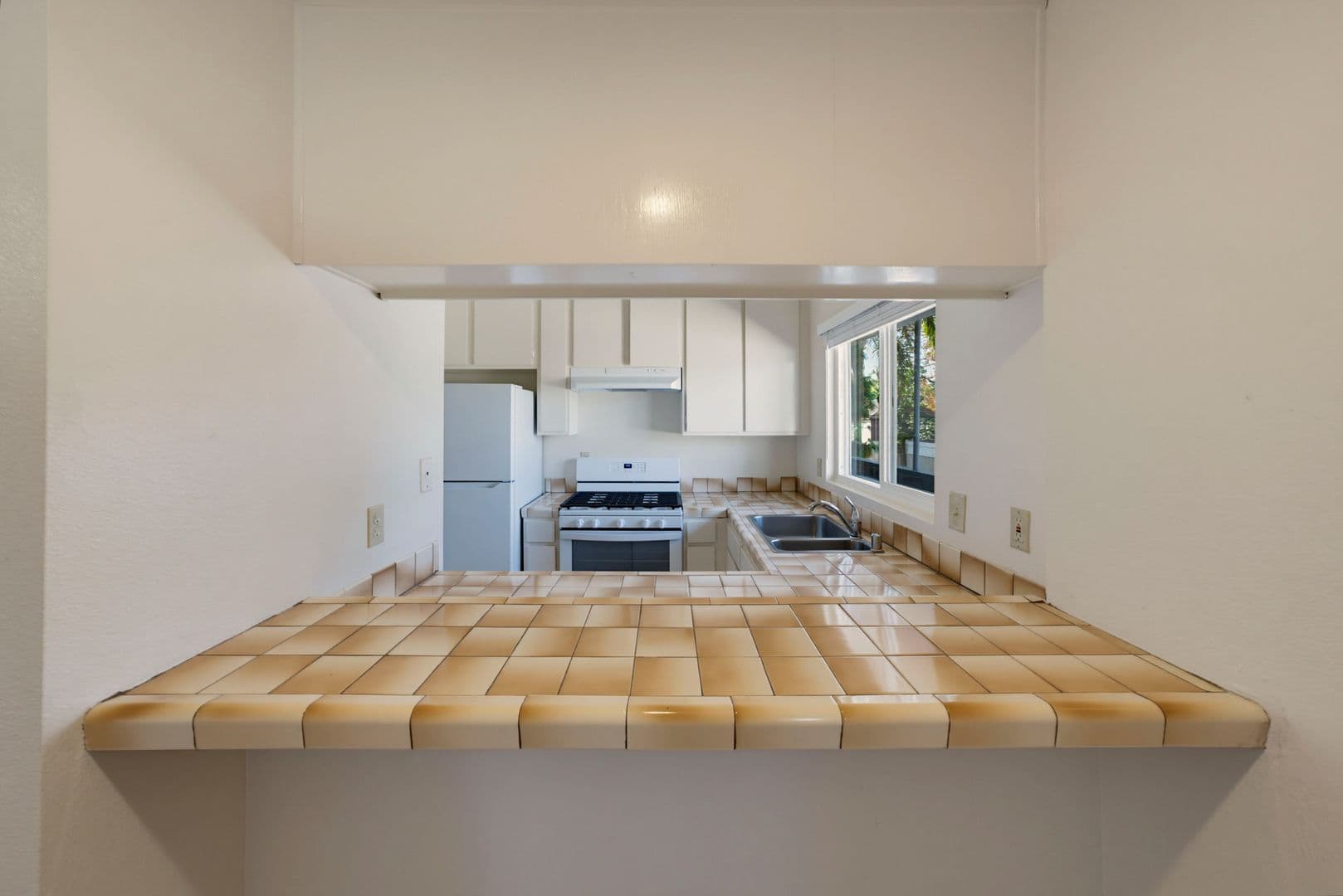 North Hollywood Apartment: 5038 Cahuenga Blvd