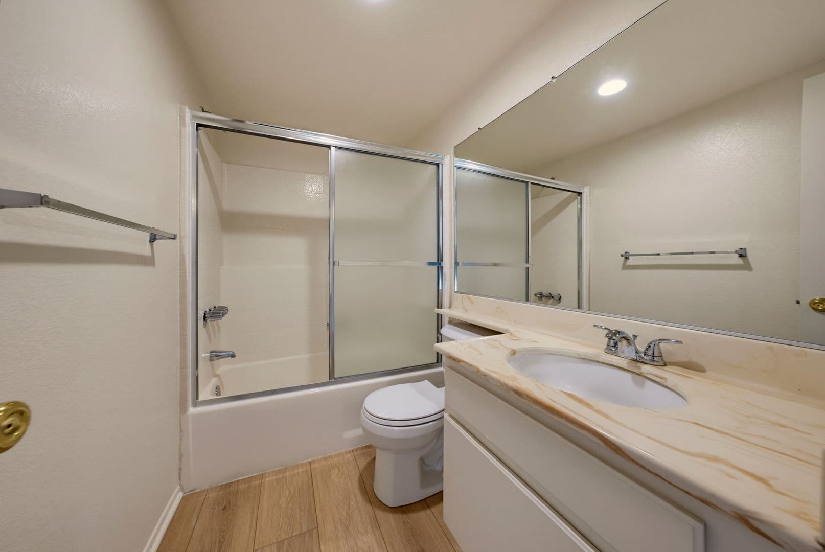 North Hollywood Apartment: 5038 Cahuenga Blvd
