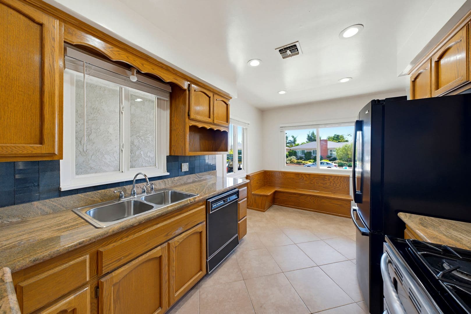 Montclair House: 5564 Princeton St