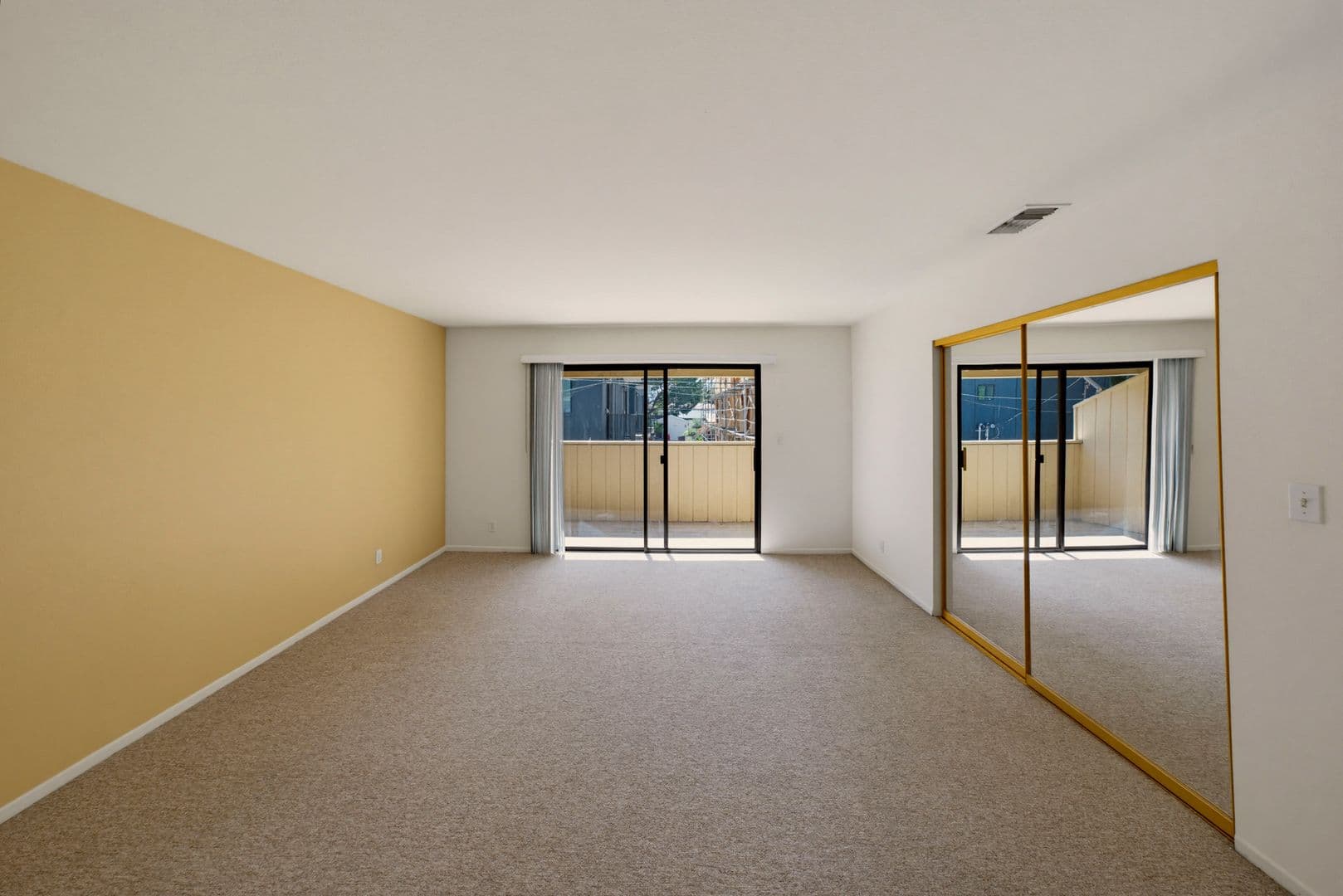 North Hollywood Apartment: 5018 Denny Ave