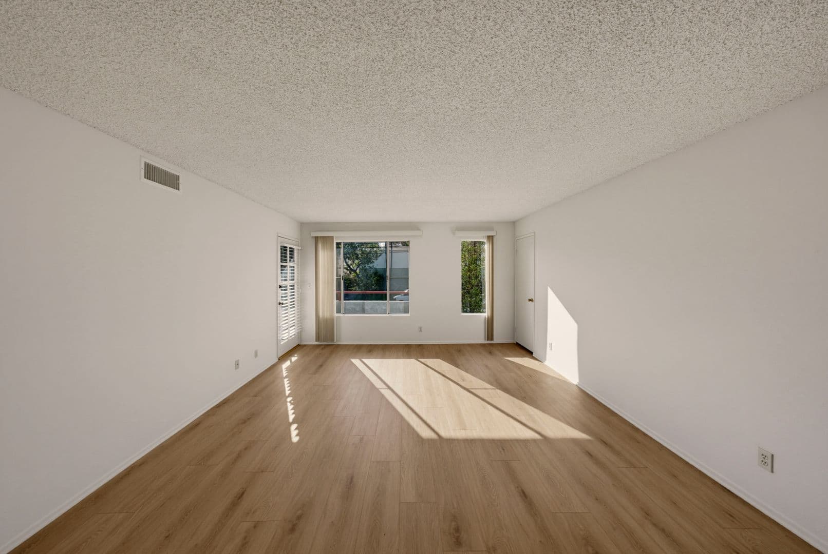 North Hollywood Apartment: 5038 Cahuenga Blvd