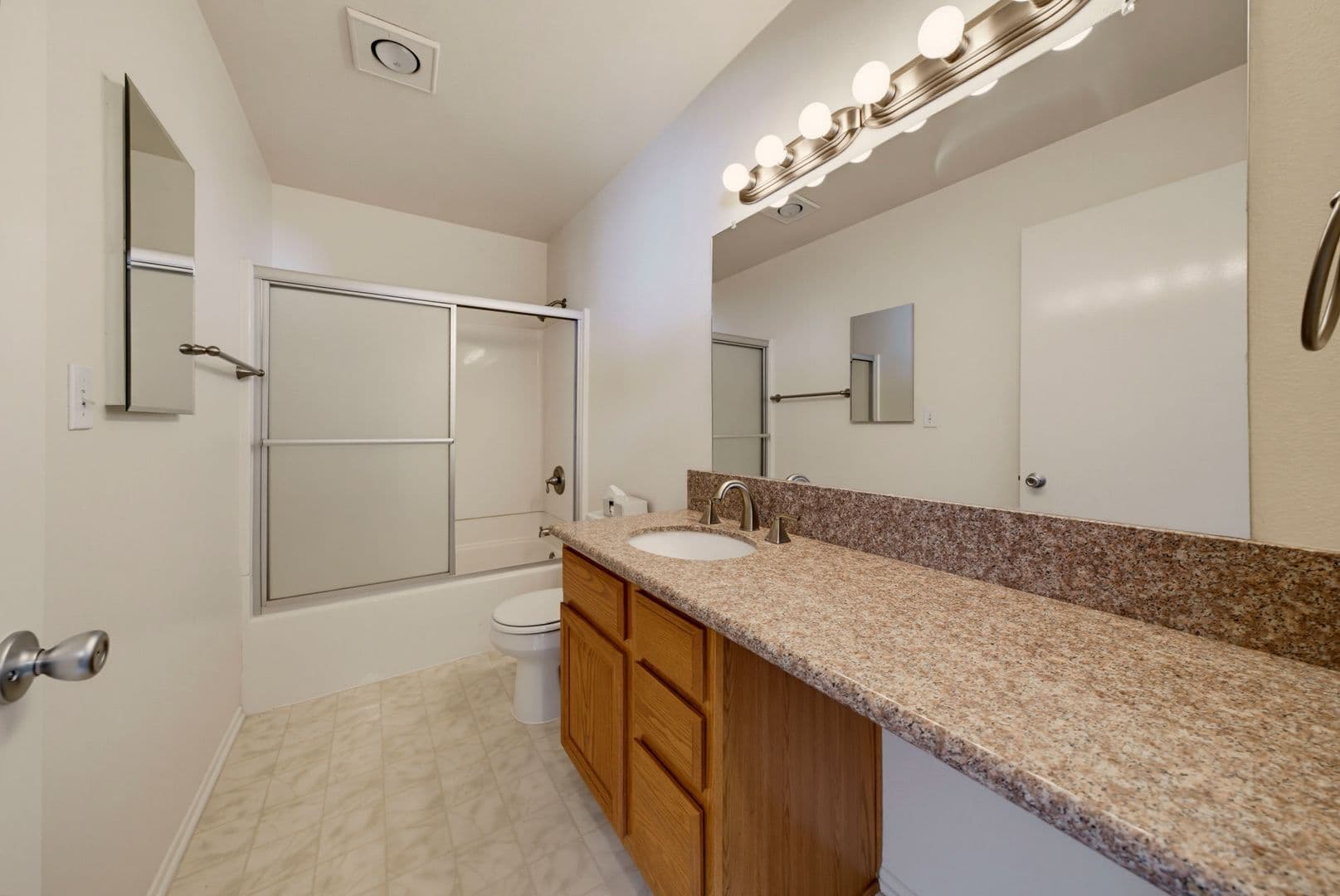 North Hollywood Apartment: 5018 Denny Ave