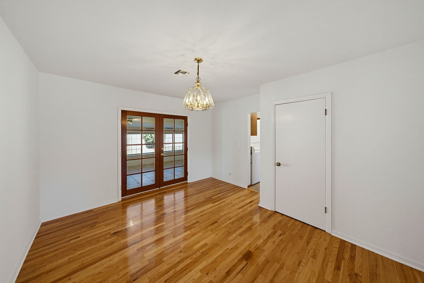Montclair House: 5564 Princeton St
