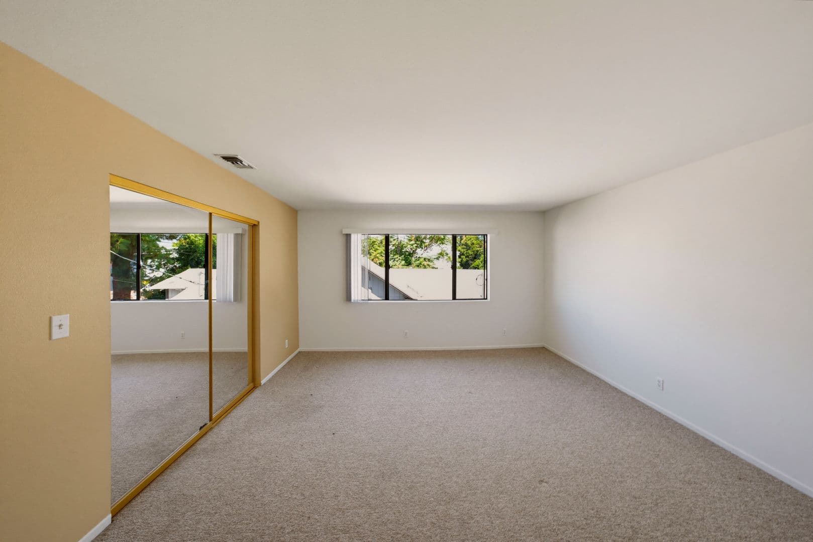 North Hollywood Apartment: 5018 Denny Ave