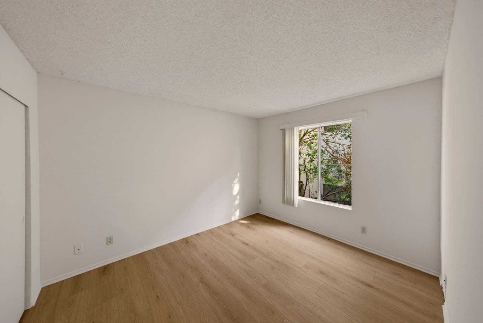 North Hollywood Apartment: 5038 Cahuenga Blvd